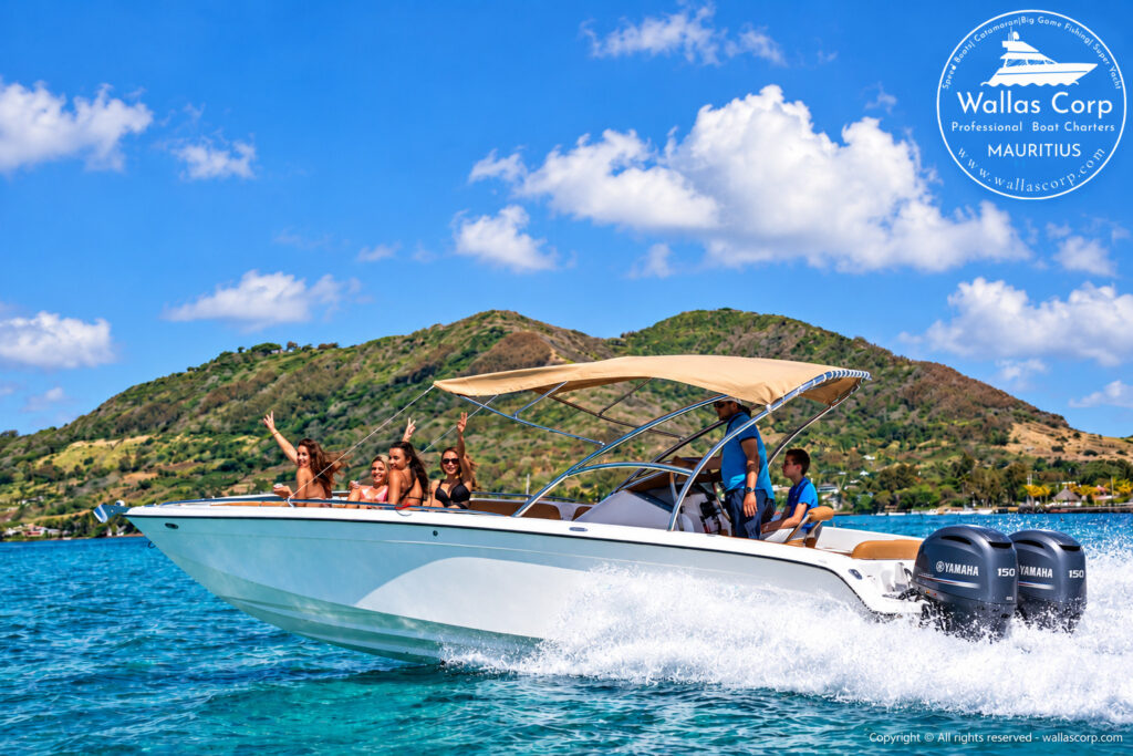 Bateau rapide de luxe Cobra 27 équipé de deux moteurs Yamaha de 150 ch chacun, en navigation à l’île Maurice.