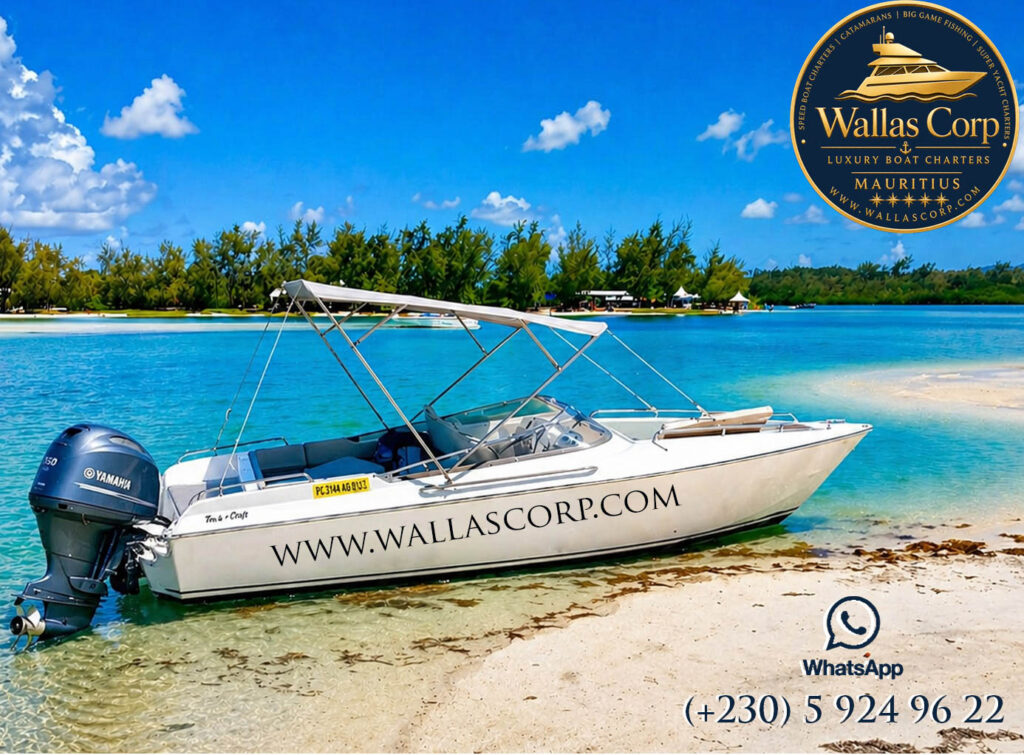 Bateau rapide privé avec taud de soleil au bord du lagon, avec l’Îlot Mangénie en arrière-plan à l’île Maurice.