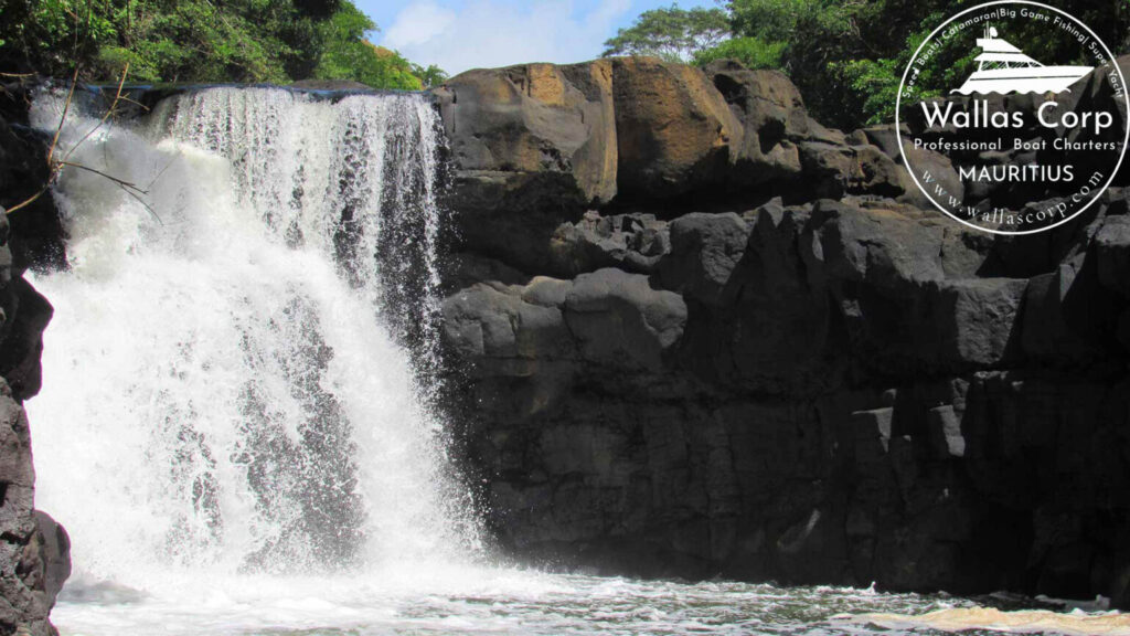 Cascade de Grande Rivière Sud-Est s’écoulant entre les rochers entourés de végétation tropicale à l’île Maurice.