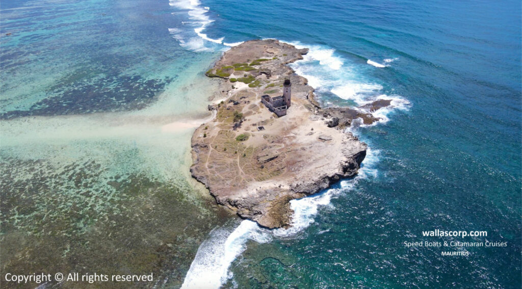 Vue aérienne de l’ile aux Fouquets, avec son phare historique et son rivage rocheux, au sud-est de l’île Maurice.