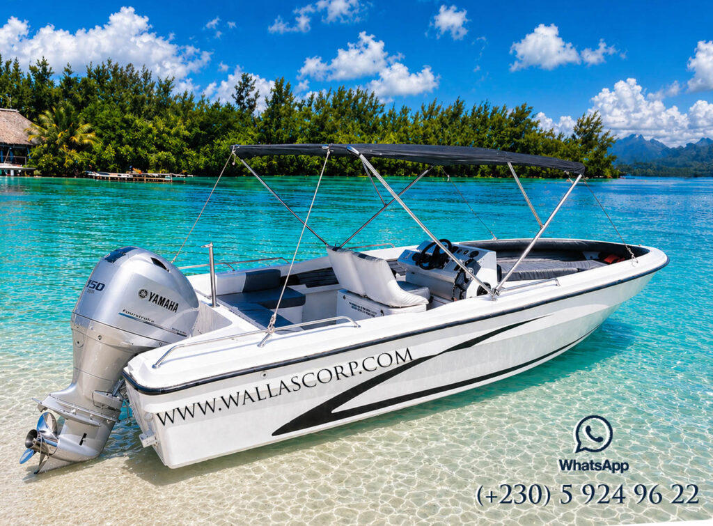 Bateau rapide privé équipé d’un moteur hors-bord de 150 ch dans le lagon de l’île Maurice.