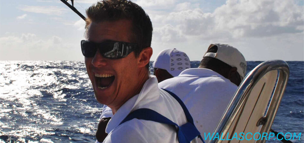 Invité souriant en plein combat après avoir ferré un gros poisson lors d’une sortie de pêche au gros à l’Île Maurice.