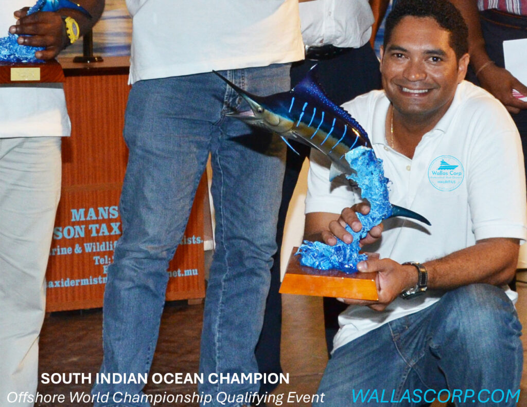 Champion du SIObC lors de la cérémonie de remise des prix après avoir terminé premier et obtenu sa qualification pour l’Offshore World Championship