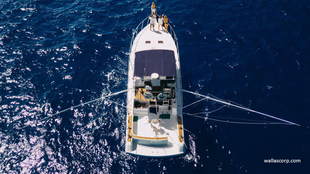 Вид сверху на яхту 55 FT для глубоководной рыбалки на Маврикии
