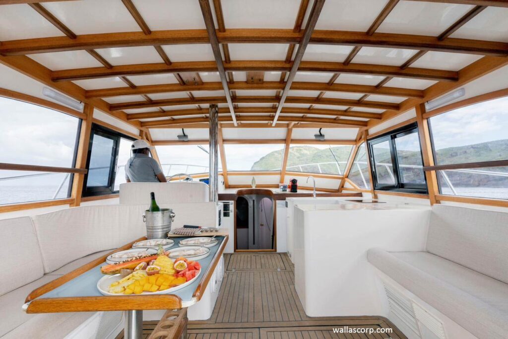 Salon intérieur spacieux d’un yacht 55 FT de pêche au gros à l’Île Maurice